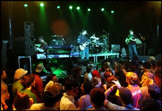 bisco_crowd1.jpg